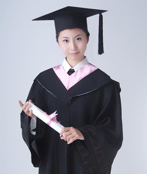 红色学士服与它所代表的学位